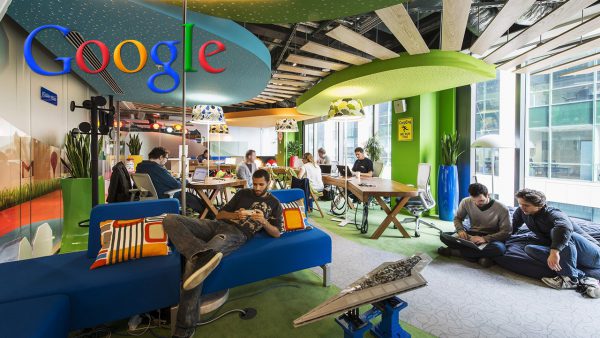 Google, Apple y otras 13 compañías dejan de exigir título universitario