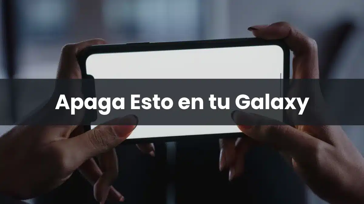 Persona sujetando un móvil Samsung Galaxy mientras revisa los ajustes que conviene desactivar