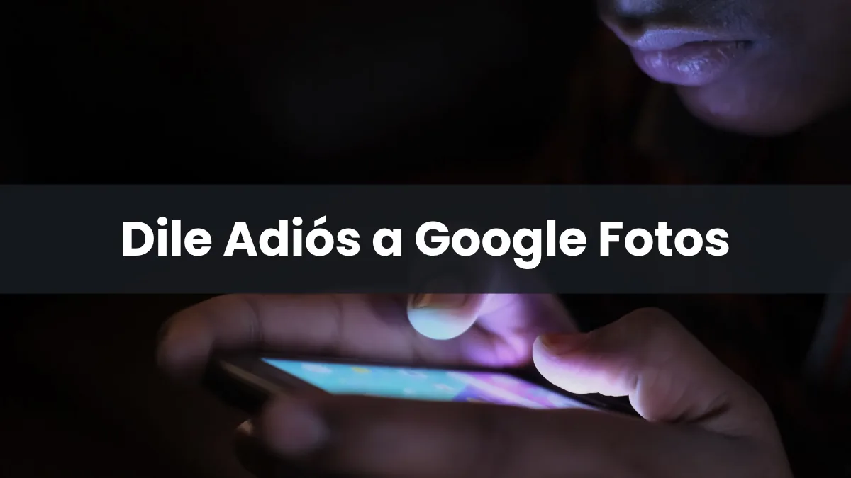 Persona sujetando un móvil Android, en referencia a las alternativas libres a Google Fotos y Google Drive