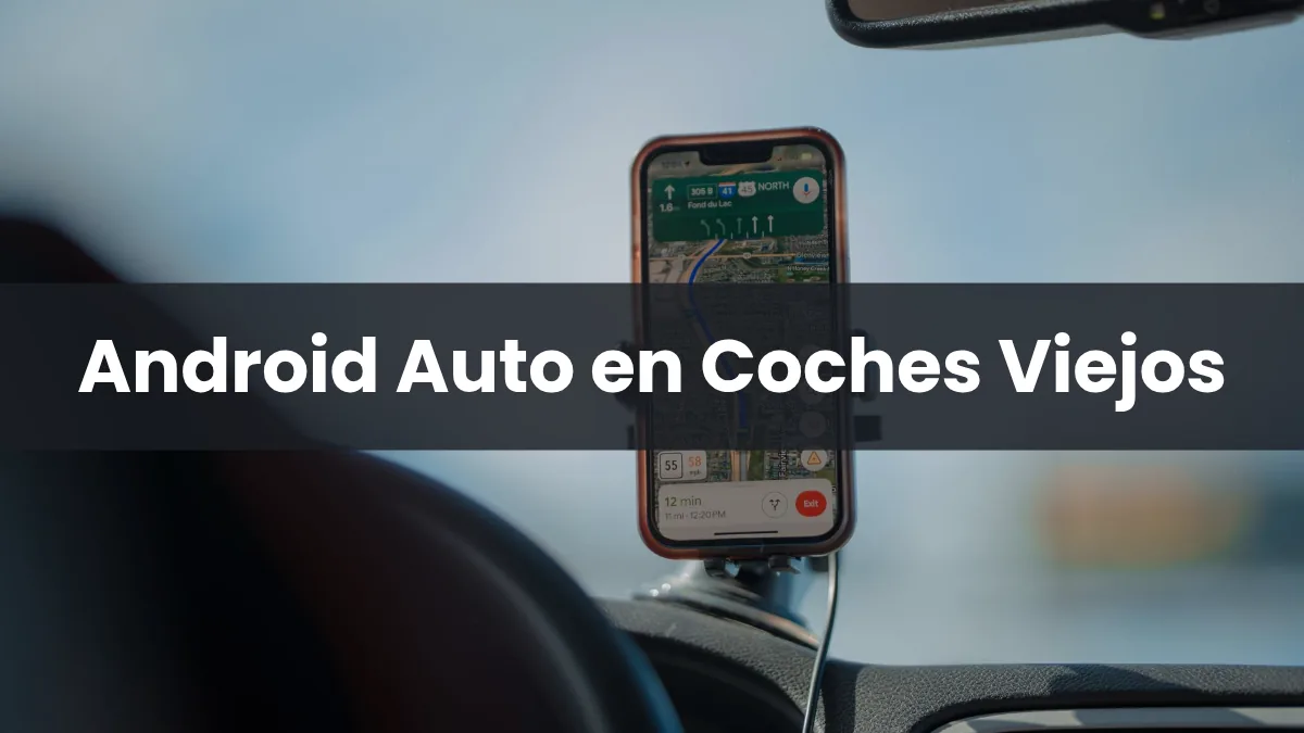 Móvil sujeto a un soporte en el salpicadero de un coche antiguo usado como pantalla de Android Auto