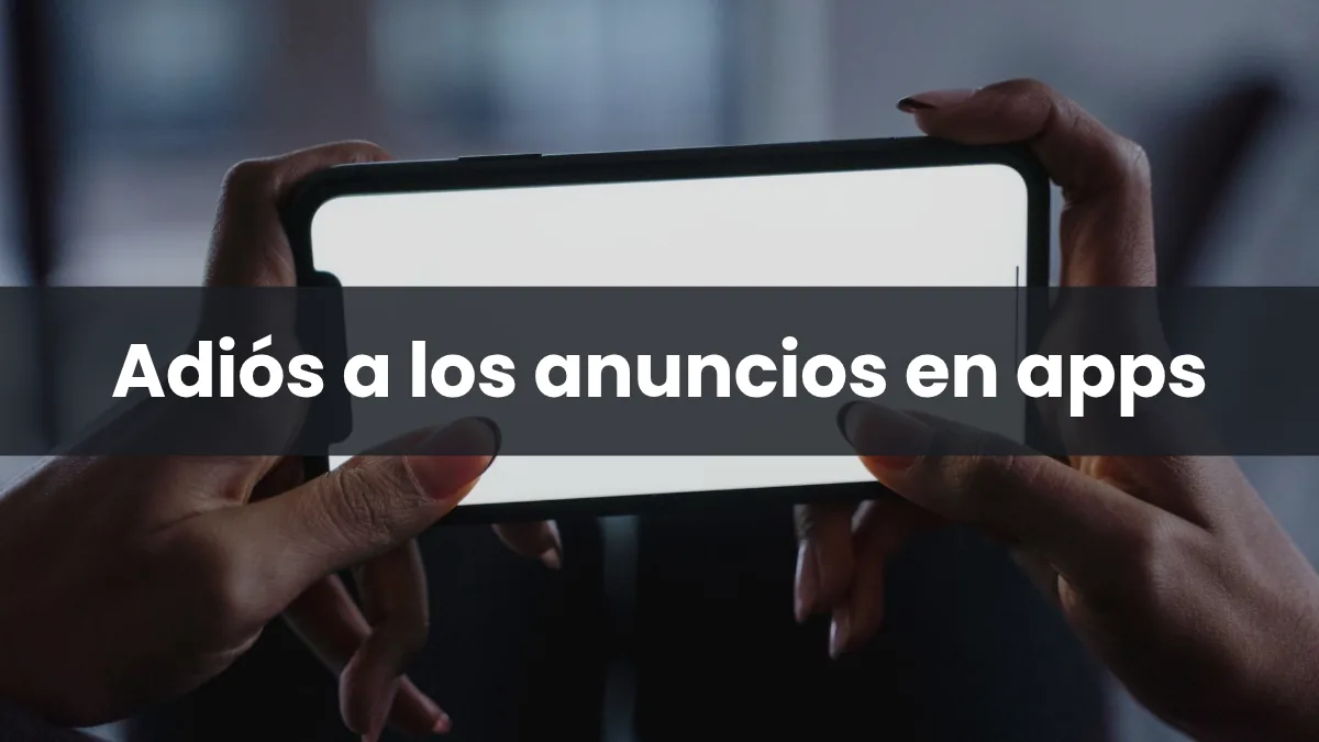 Persona sujetando un móvil Samsung Galaxy para bloquear los anuncios de las apps con AI Network Guard en One UI 9