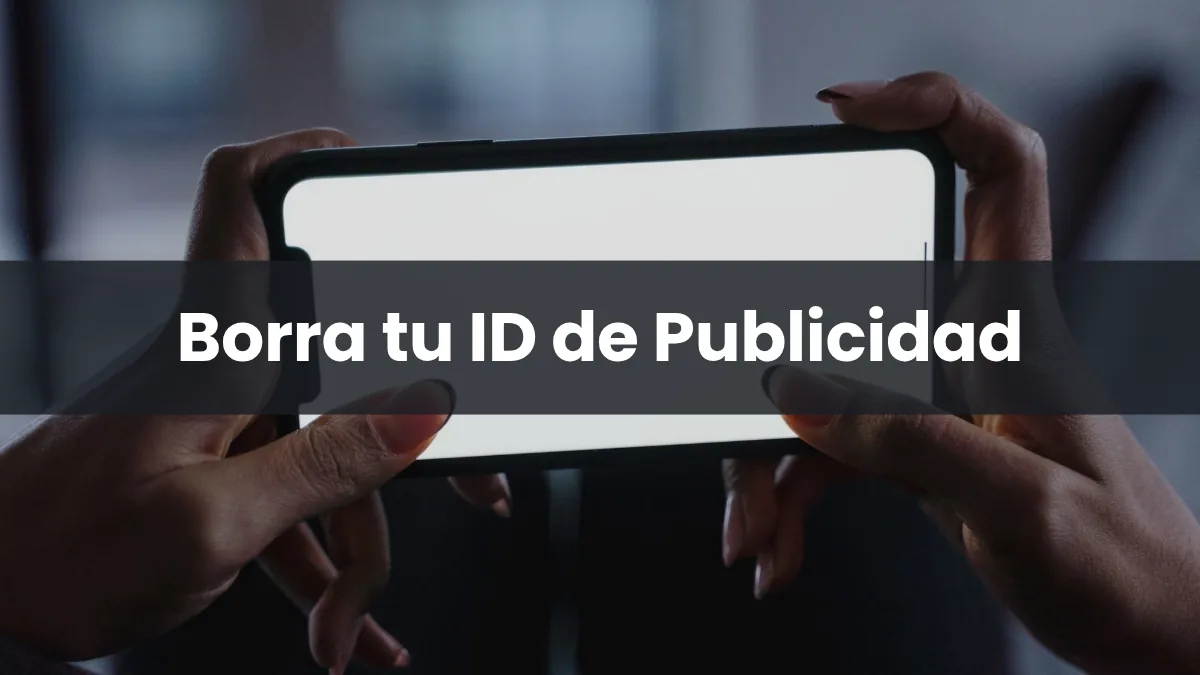 Persona sujetando un móvil Android mientras revisa los ajustes de privacidad y anuncios
