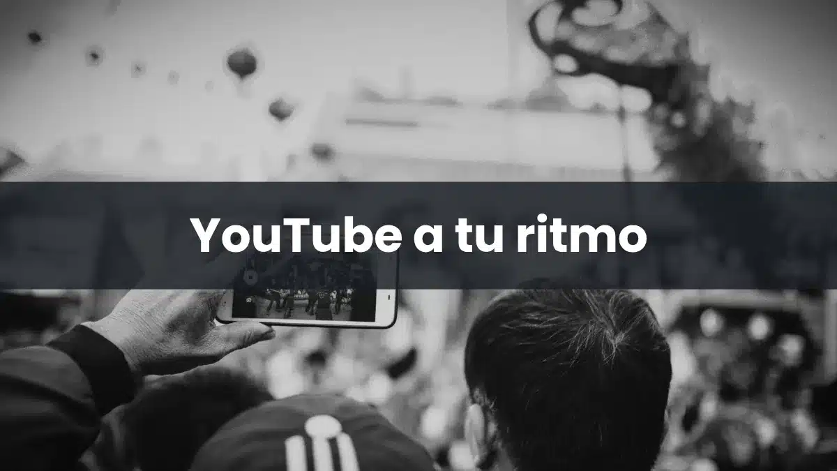 Persona viendo un vídeo en el móvil mientras ajusta la velocidad de reproducción de YouTube