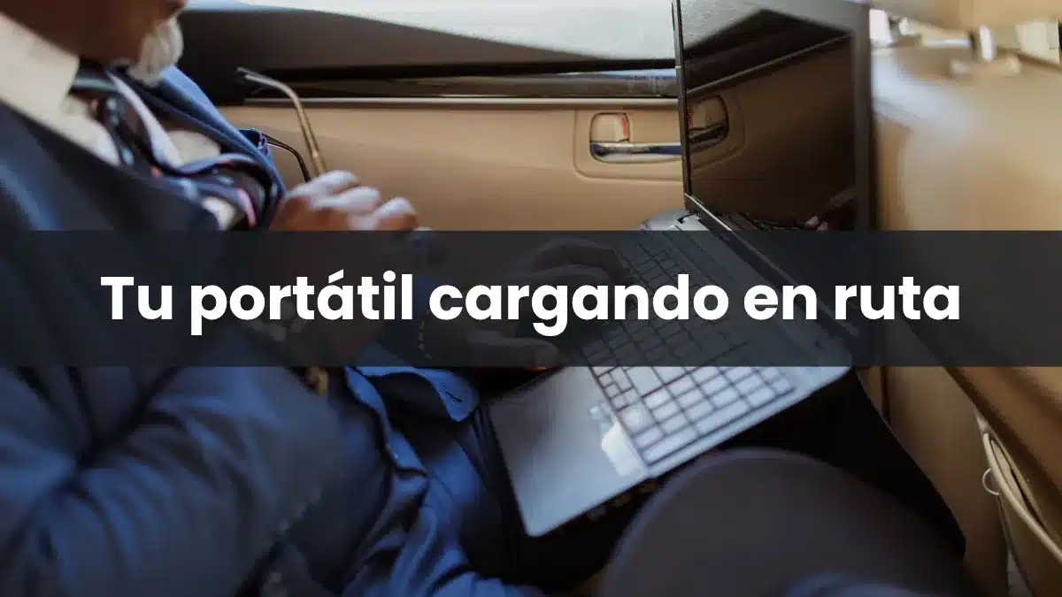 Portátil apoyado en el asiento de un coche conectado a un cargador USB-C en la toma de 12 V
