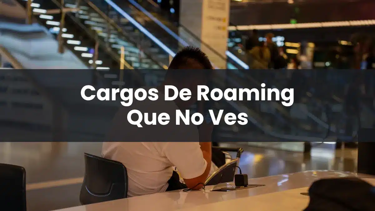 Viajero consultando su teléfono móvil en un aeropuerto antes de un vuelo internacional