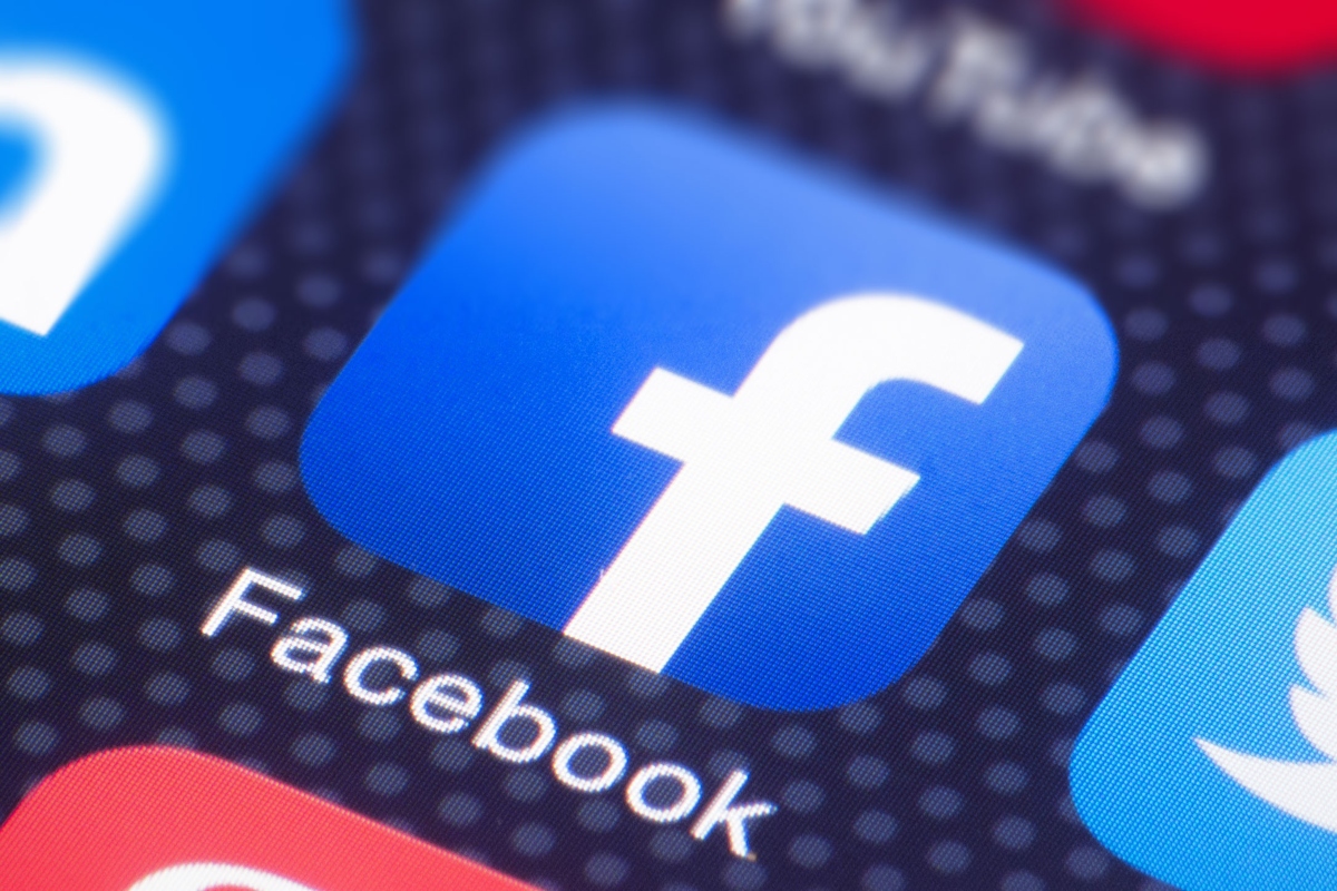 Facebook pronto agregará carretes y salas al panel de historias