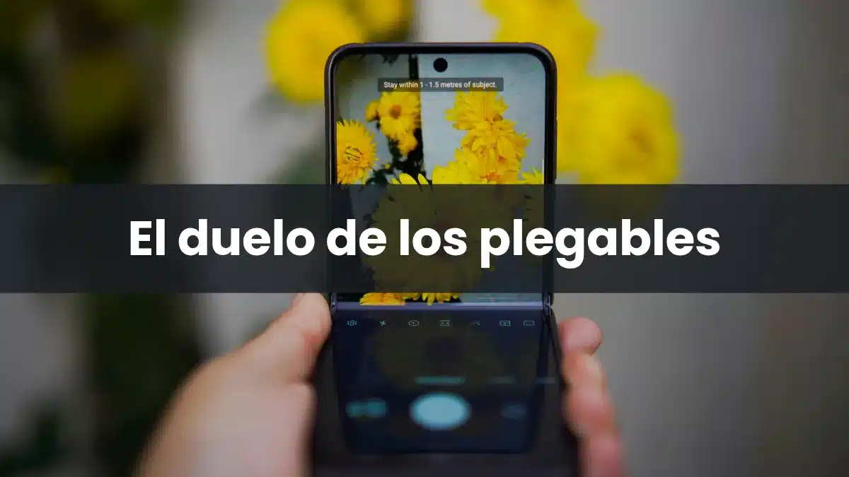 Manos sujetando un móvil plegable abierto, imagen de la comparativa entre iPhone Duo y Galaxy Z Fold8 Ultra