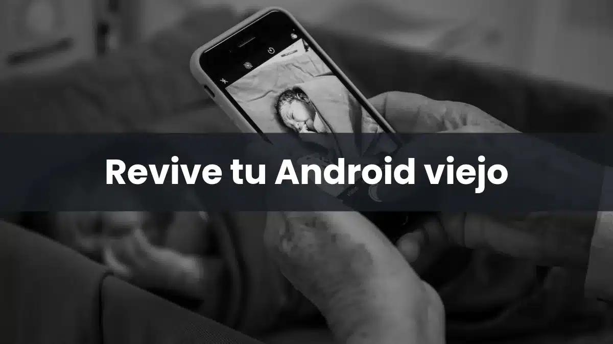 Manos sujetando un móvil Android antiguo con la pantalla encendida