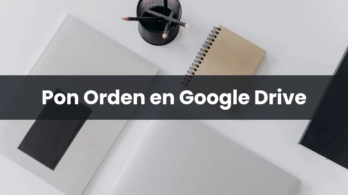 Escritorio ordenado con un portátil, ilustrando cómo organizar archivos en Google Drive