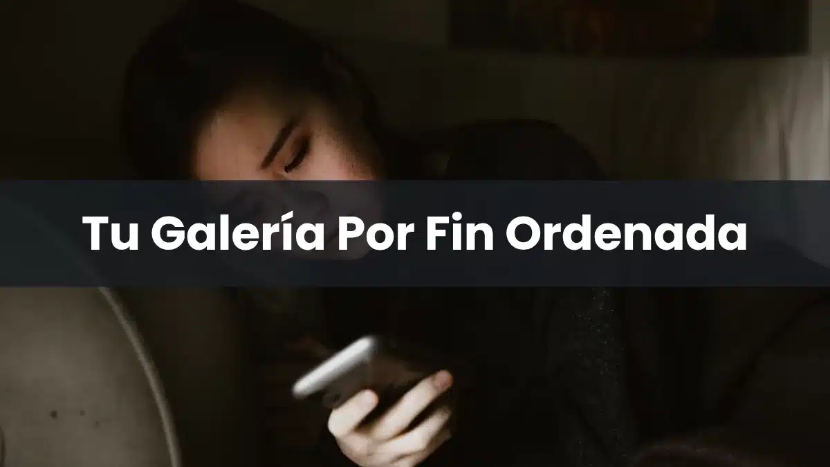Persona revisando la galería de fotos en su móvil Android para organizarla