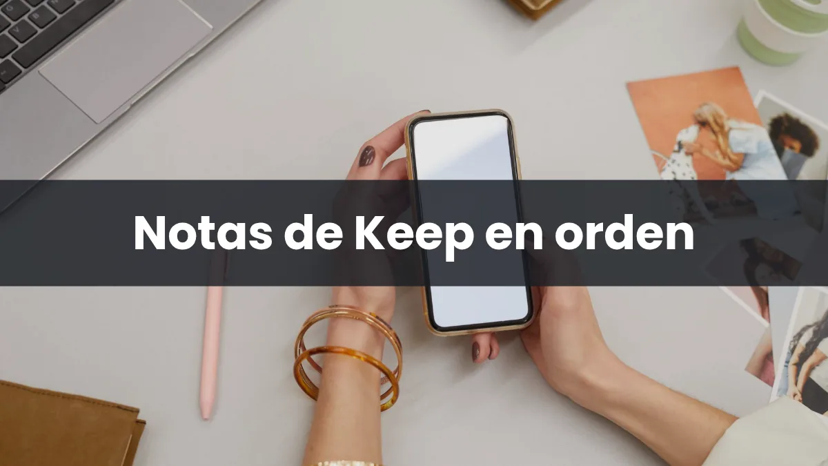 Persona organizando notas en el móvil con etiquetas y colores en Google Keep