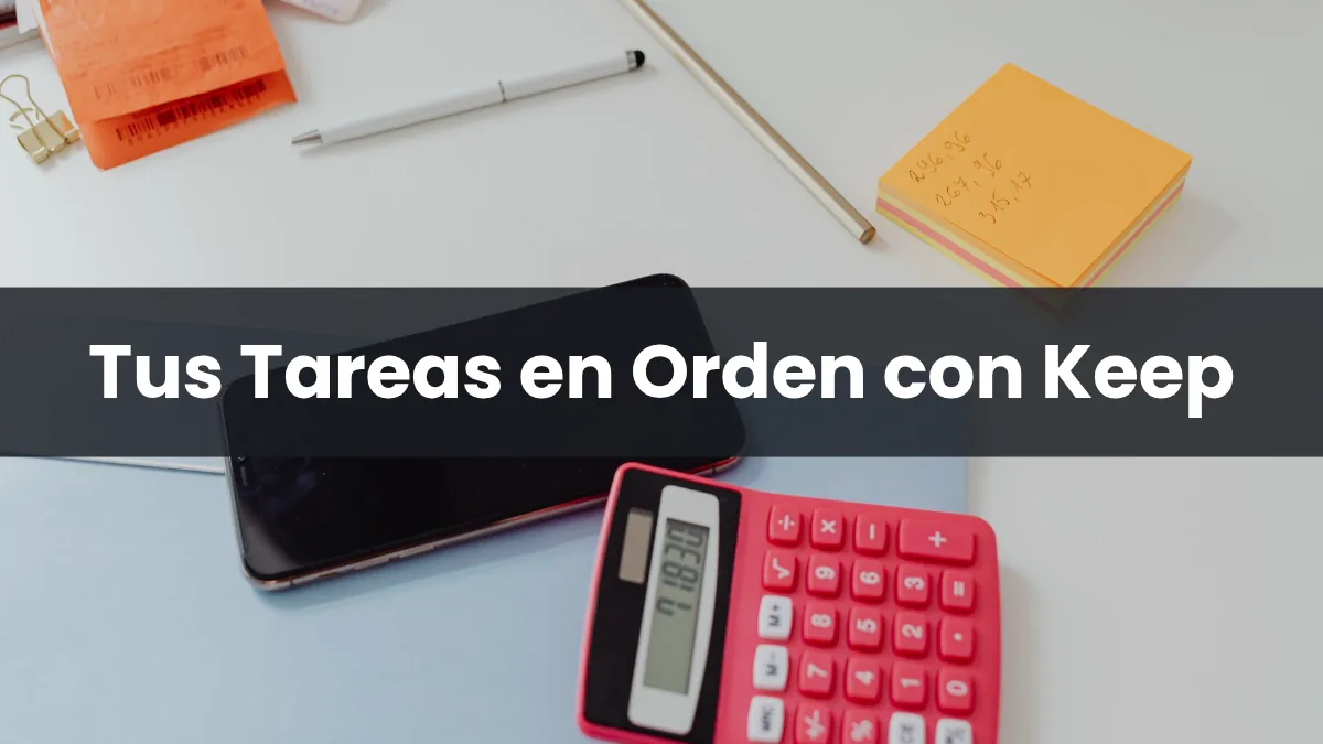 Móvil sobre un escritorio junto a una libreta, ilustrando cómo organizar tareas con Google Keep