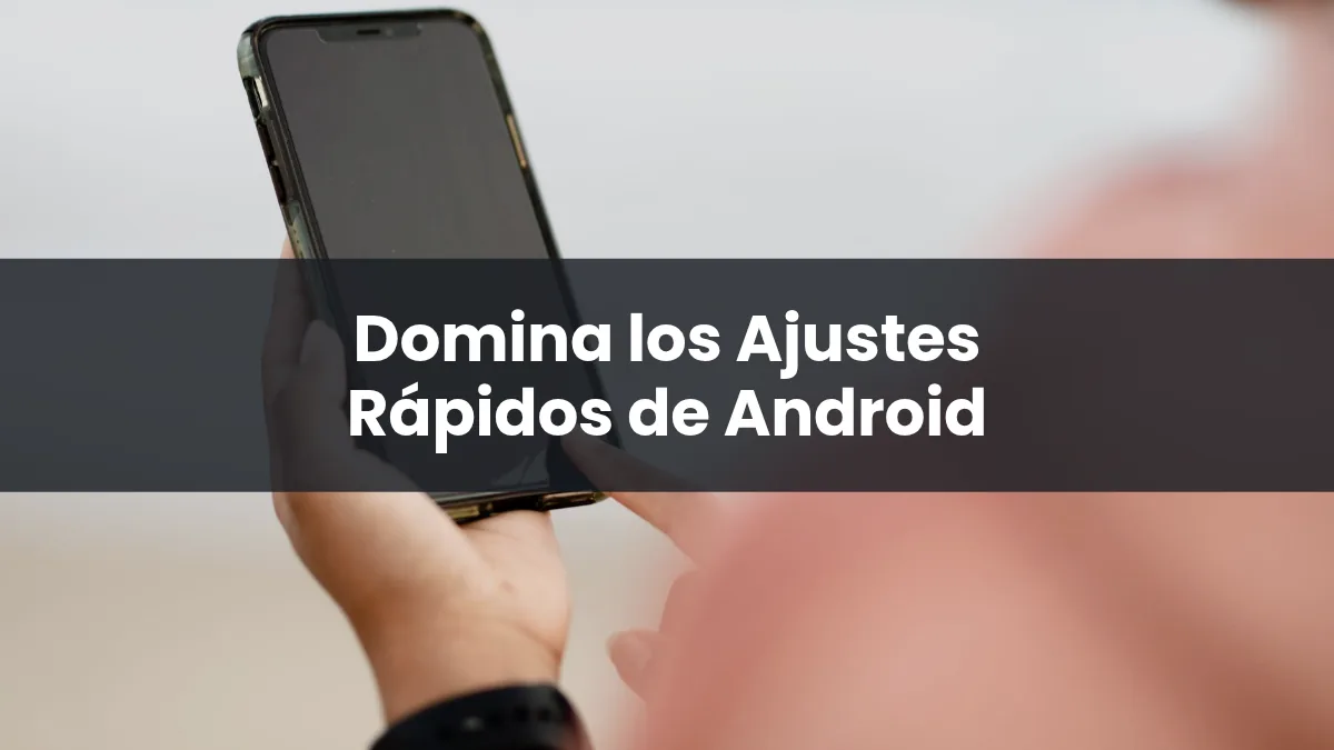 Persona sujetando un móvil Android con el panel de ajustes rápidos desplegado
