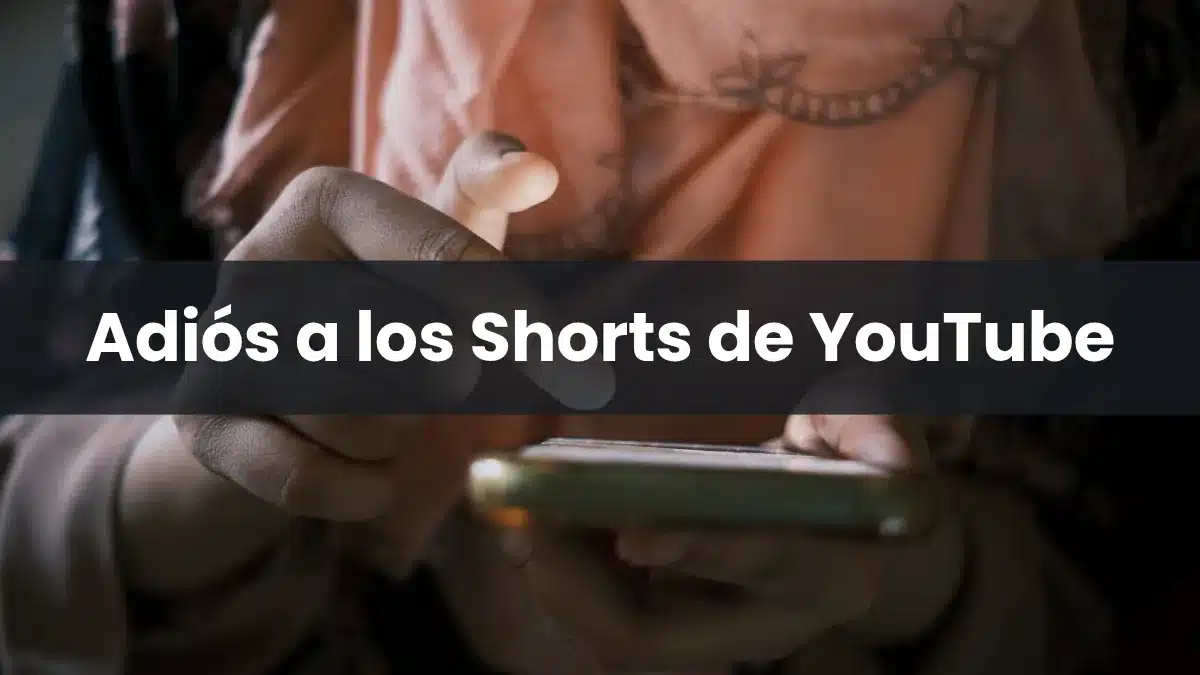 Persona deslizando vídeos en un móvil Android de noche, con la app de YouTube abierta