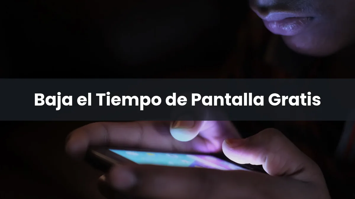 Persona sujetando un móvil Android con la pantalla apagada sobre una mesa