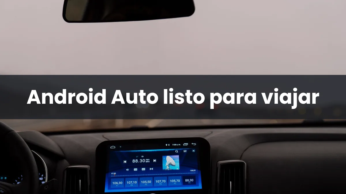 Salpicadero de un coche en carretera con la pantalla central preparada para un viaje largo con Android Auto